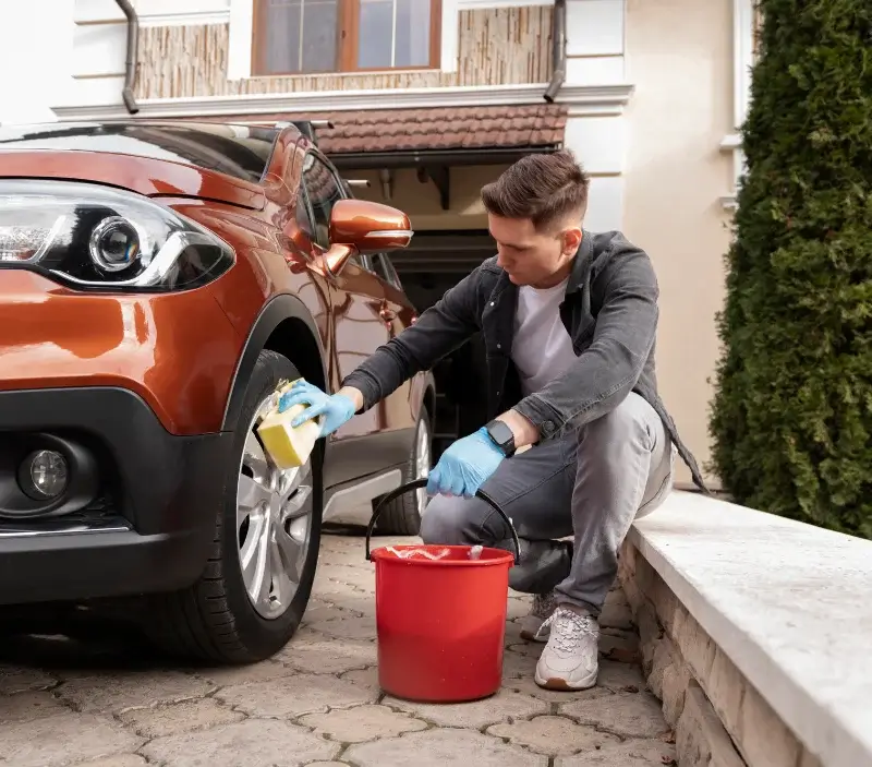 Lavage auto à domicile Val-Cenis : professionnel intervenant sur un véhicule